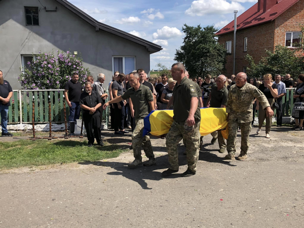 
У Козівській громаді сотні людей прийшли попрощатися з 23-річним артилеристом