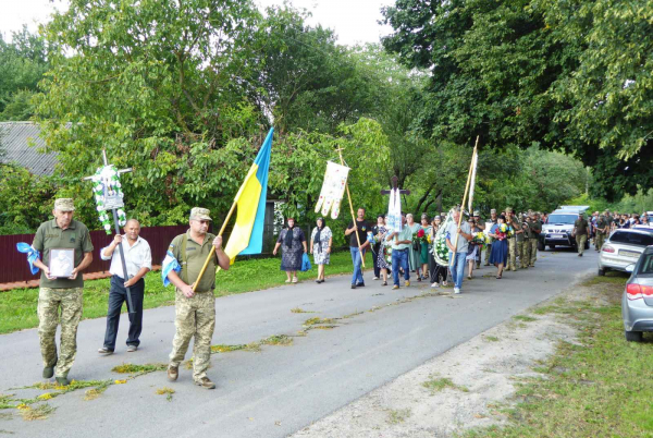 
В останню дорогу провели воїна з Шумщини Миколу Пичулюка (ФОТО)