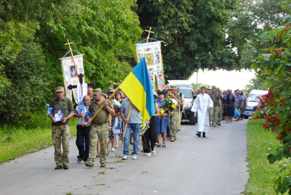 
В останню дорогу провели воїна з Шумщини Миколу Пичулюка (ФОТО)