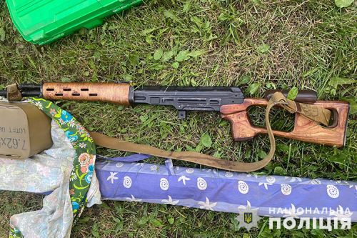 
Під Тернополем у полі 37-річний чоловік стріляв зі снайперської гвинтівки