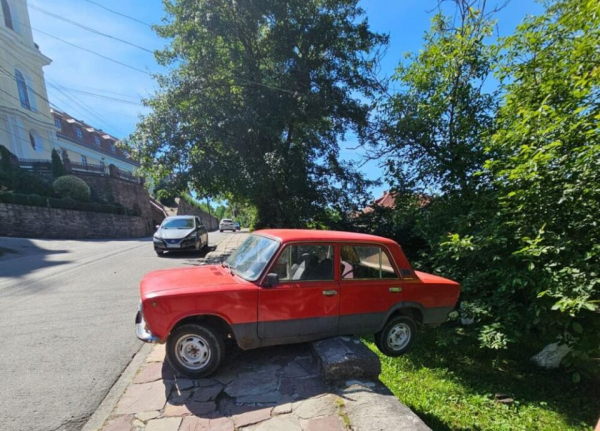 Половина авто на тротуарі, половина у повітрі: курйозна парковка у Бучачі. Фотофакт