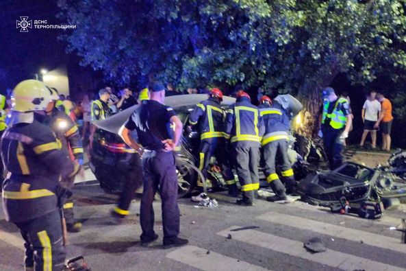 
Загинула 16-річна дівчина, машина перетворилася у металобрухт: в Тернополі водій на "Мерседесі" влетів у дерево (фото)