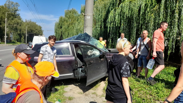 
ДТП з потерпілими: авто врізалось у стовп на Злуки в Тернополі (ФОТО)