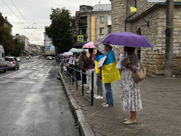 «Ми хочемо жити серед живих Героїв»: у Тернополі родини військових вимагають демобілізації