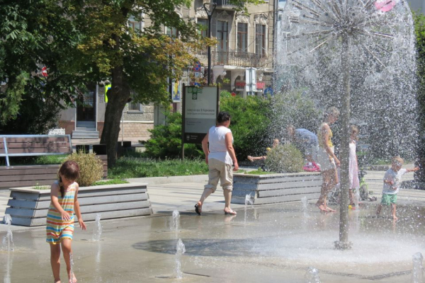 Ховаються під парасольками та купаються у фонтанах: як тернополяни рятуються від спеки на вулиці