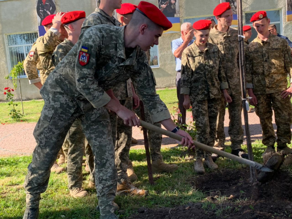 Випускники Тернопільського військового коледжу посадили нові дерева на Алеї сакур