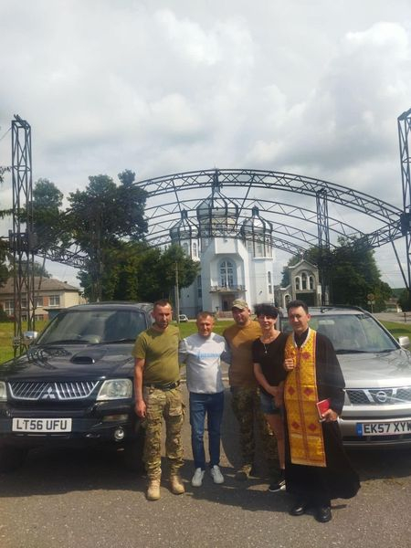 
У Козовій жителі усієї громади зібрали гроші та купили позашляховики для ЗСУ (фото)