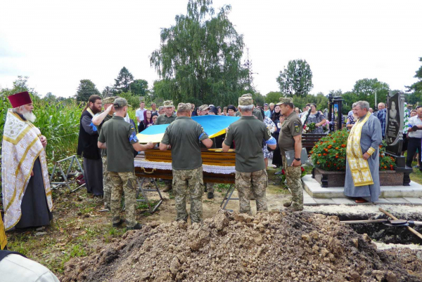 
В останню дорогу провели воїна з Шумщини Миколу Пичулюка (ФОТО)