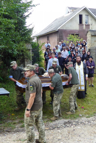 
В останню дорогу провели воїна з Шумщини Миколу Пичулюка (ФОТО)