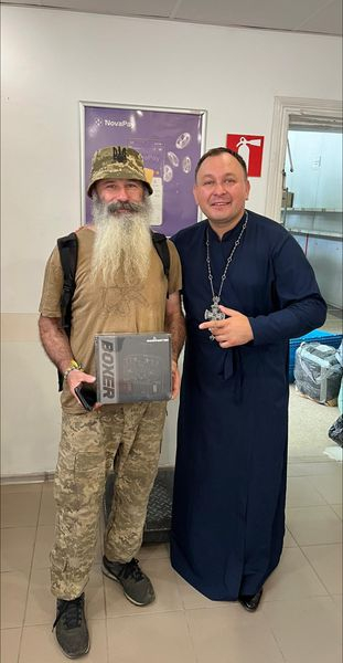 
На Тернопільщині священник продає збірники християнських пісень, щоб купити дрони ЗСУ (фото)