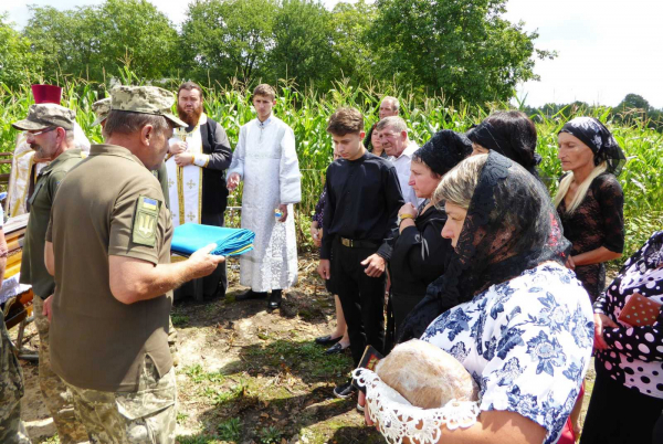 
В останню дорогу провели воїна з Шумщини Миколу Пичулюка (ФОТО)