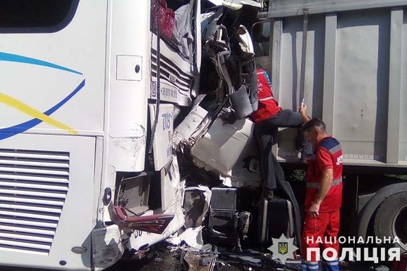 
У автопригоді на Тернопільщині зіткнулося три вантажівки, рейсовий автобус та 2 позашляховики (фото)