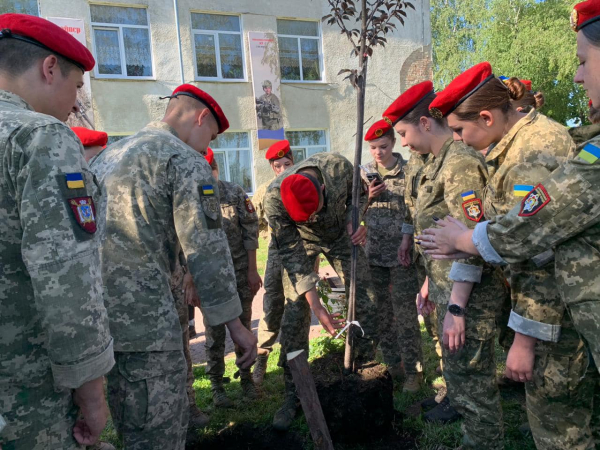 Випускники Тернопільського військового коледжу посадили нові дерева на Алеї сакур