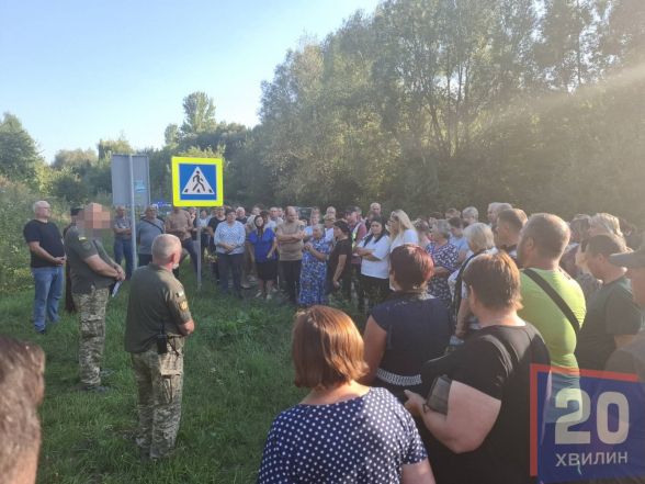 Після стрілянини у селі Доброводи вийшли на пікет. Бояться та вимагають забрати військову частину