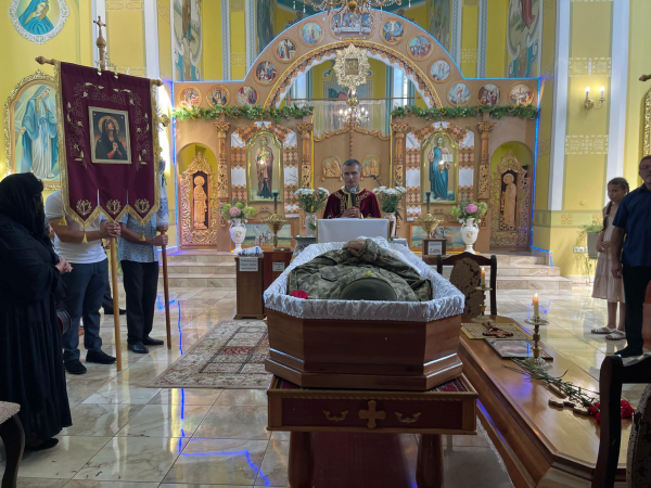 
На колінах у Мишковичах і Тернополі зустріли полеглого Героя Романа Довгалюка – знаного воїна, художника та байкера (ФОТО)