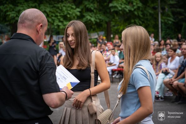 
Діти загиблих тернопільських військових, сироти та ВПО отримали рюкзаки та приладдя до школи (фото)