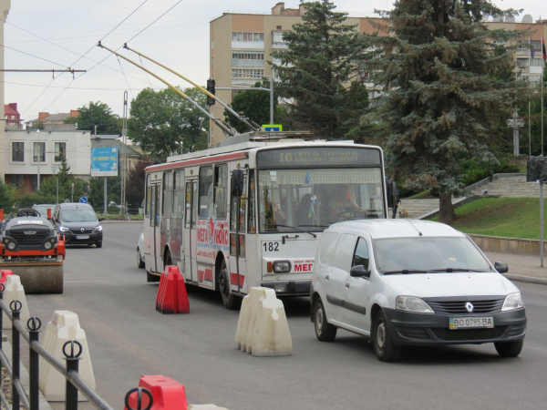 На Грушевського відновили проїзд та кладуть нову бруківку на тротуарі: який вигляд має вулиця