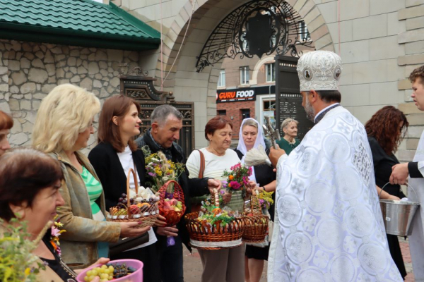 Як тернополяни освячували кошики на Спаса: репортаж з місцевих храмів