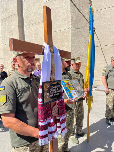 
Був сміливим та колоритним: у Тернополі попрощалися з Героєм – художником, байкером, сержантом Романом Довгалюком (ФОТО)