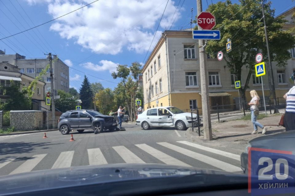 На перехресті Паращука-Старий Поділ зіткнулися дві автівки. Травмована пасажирка