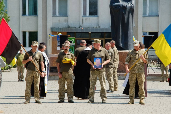Шумськ навколішки зустрів загиблого Героя Петра Петрука