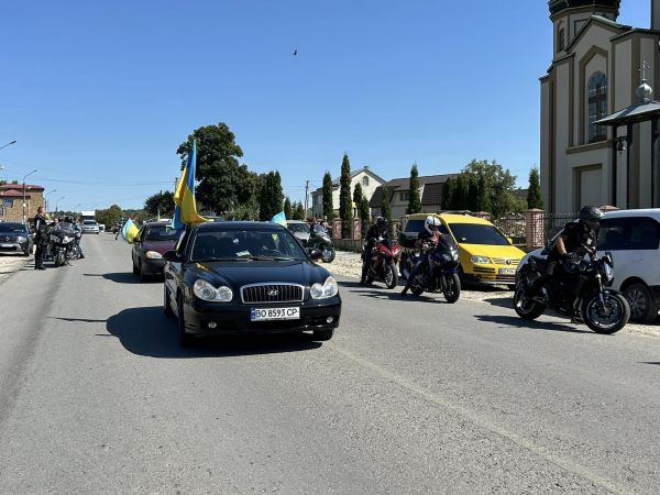 
На колінах у Мишковичах і Тернополі зустріли полеглого Героя Романа Довгалюка – знаного воїна, художника та байкера (ФОТО)