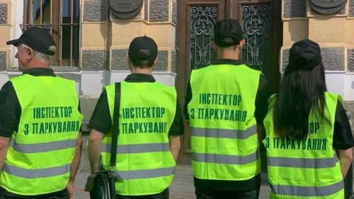 
Інспекторів з паркування шукають у Тернополі: які вимоги до кандидатів