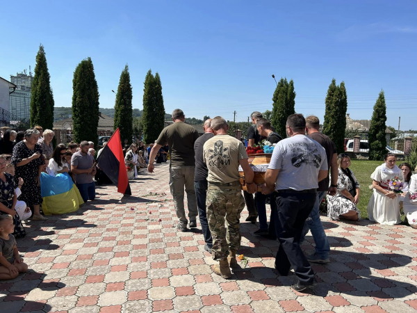 
На колінах у Мишковичах і Тернополі зустріли полеглого Героя Романа Довгалюка – знаного воїна, художника та байкера (ФОТО)