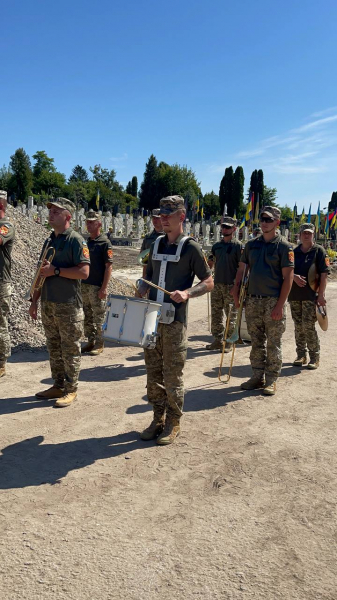 
Був сміливим та колоритним: у Тернополі попрощалися з Героєм – художником, байкером, сержантом Романом Довгалюком (ФОТО)