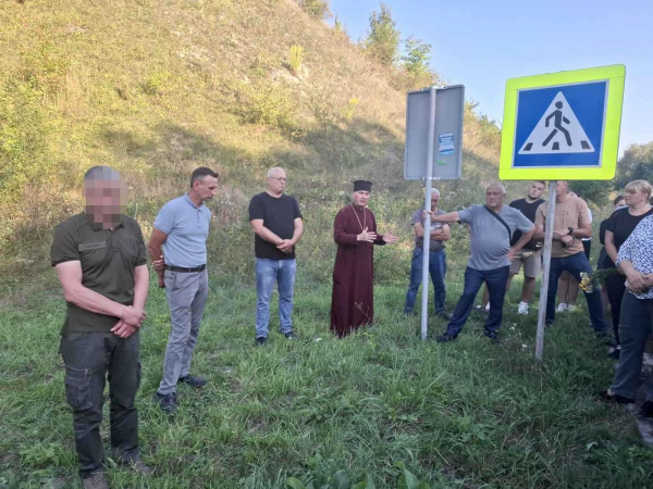 Після стрілянини у селі Доброводи вийшли на пікет. Бояться та вимагають забрати військову частину