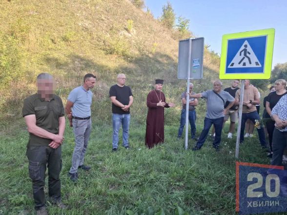 Після стрілянини у селі Доброводи вийшли на пікет. Бояться та вимагають забрати військову частину