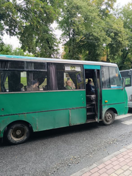 Є новий, а деякий ремонтують скотчем: у якому стані громадський транспорт Тернополя