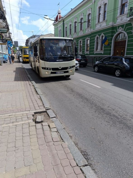 Є новий, а деякий ремонтують скотчем: у якому стані громадський транспорт Тернополя