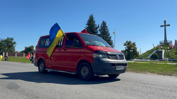 
На колінах у Мишковичах і Тернополі зустріли полеглого Героя Романа Довгалюка – знаного воїна, художника та байкера (ФОТО)