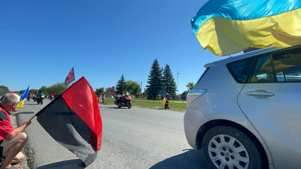 
На колінах у Мишковичах і Тернополі зустріли полеглого Героя Романа Довгалюка – знаного воїна, художника та байкера (ФОТО)