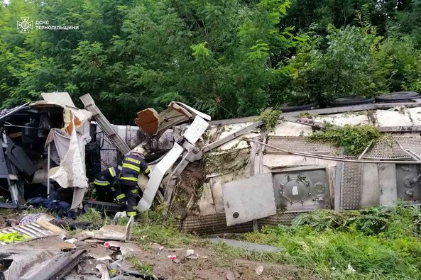 
На Тернопільщині перекинувся сідельний тягач з напівпричепом (фото)