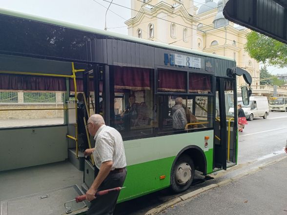 Є новий, а деякий ремонтують скотчем: у якому стані громадський транспорт Тернополя