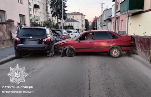 
Рух повністю перекритий: на Шопена у Тернополі сталася ДТП (фото)