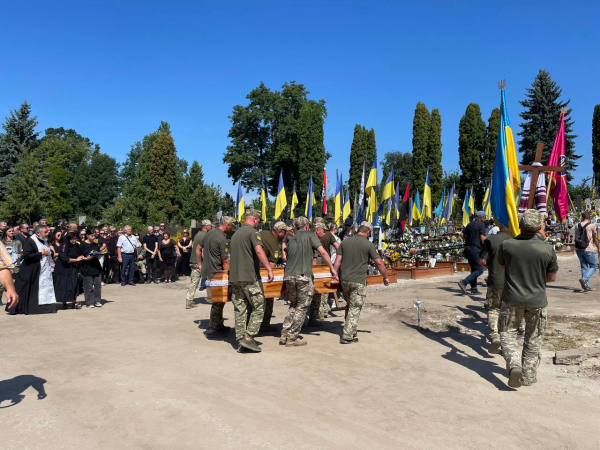 
Був сміливим та колоритним: у Тернополі попрощалися з Героєм – художником, байкером, сержантом Романом Довгалюком (ФОТО)