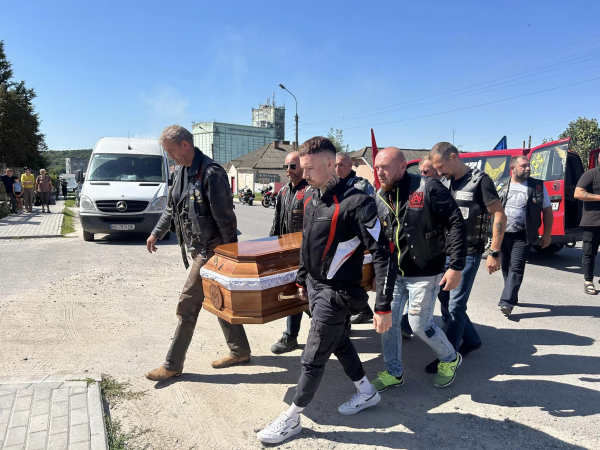 
На колінах у Мишковичах і Тернополі зустріли полеглого Героя Романа Довгалюка – знаного воїна, художника та байкера (ФОТО)