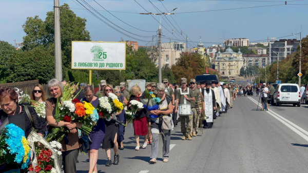 
Був сміливим та колоритним: у Тернополі попрощалися з Героєм – художником, байкером, сержантом Романом Довгалюком (ФОТО)