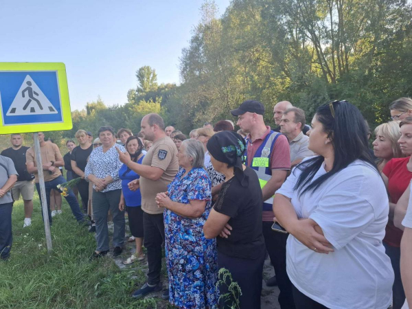 Після стрілянини у селі Доброводи вийшли на пікет. Бояться та вимагають забрати військову частину