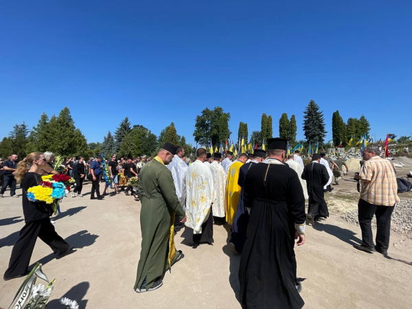 
Був сміливим та колоритним: у Тернополі попрощалися з Героєм – художником, байкером, сержантом Романом Довгалюком (ФОТО)