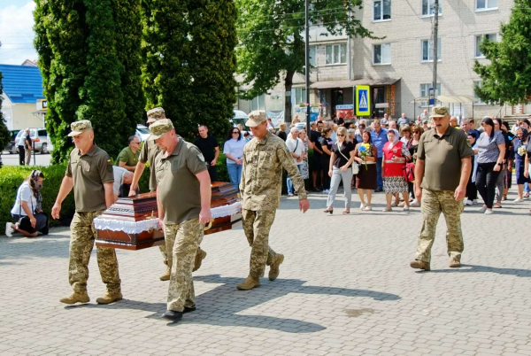 Шумськ навколішки зустрів загиблого Героя Петра Петрука