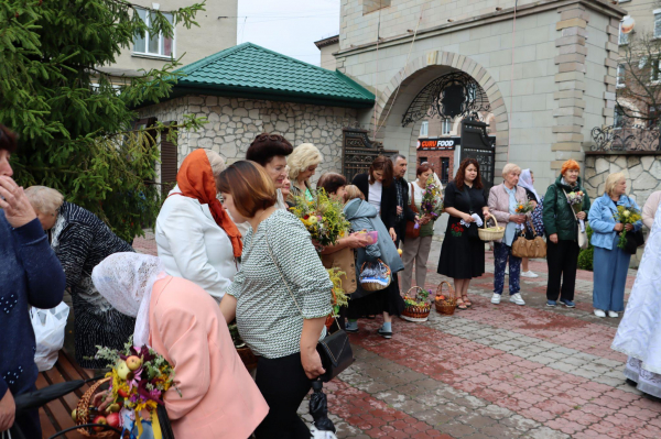 Як тернополяни освячували кошики на Спаса: репортаж з місцевих храмів