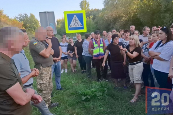 Після стрілянини у селі Доброводи вийшли на пікет. Бояться та вимагають забрати військову частину