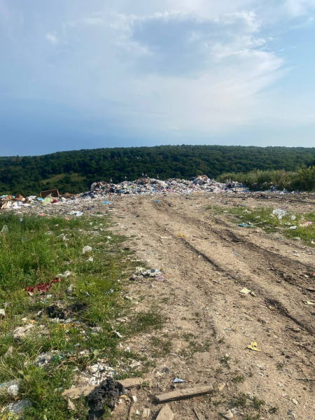 Сміттєзвалища майже на гектарі землі виявили в громаді на Тернопільщині