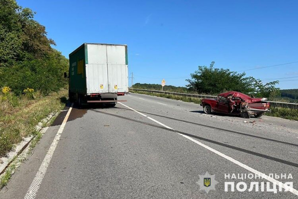 Від авто нічого не лишилося: на Тернопільщині вантажівка зіштовхнулася з ВАЗом