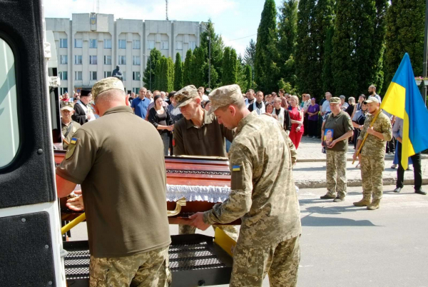 Шумськ навколішки зустрів загиблого Героя Петра Петрука