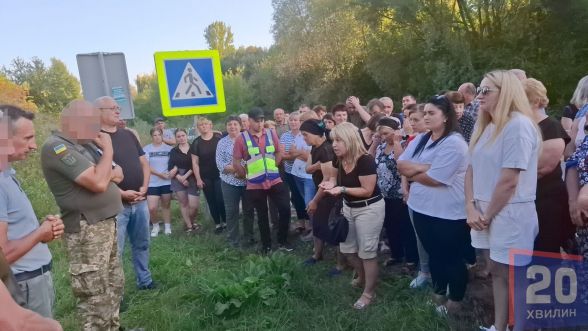 Після стрілянини у селі Доброводи вийшли на пікет. Бояться та вимагають забрати військову частину